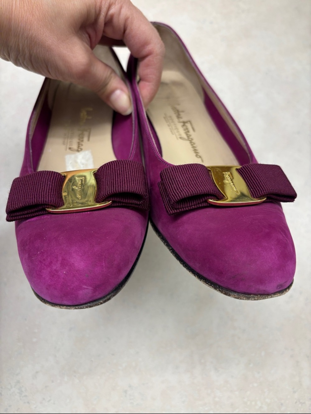 Salvatore Ferragamo fuchsia suede bow flats with gold plaque - Picture 4 of 8